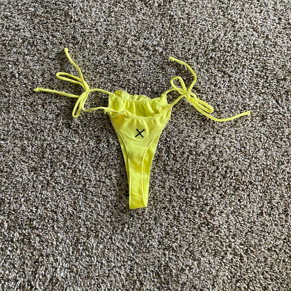 Boutine LA Sour Yellow Scallop Bottoms. Size Small.